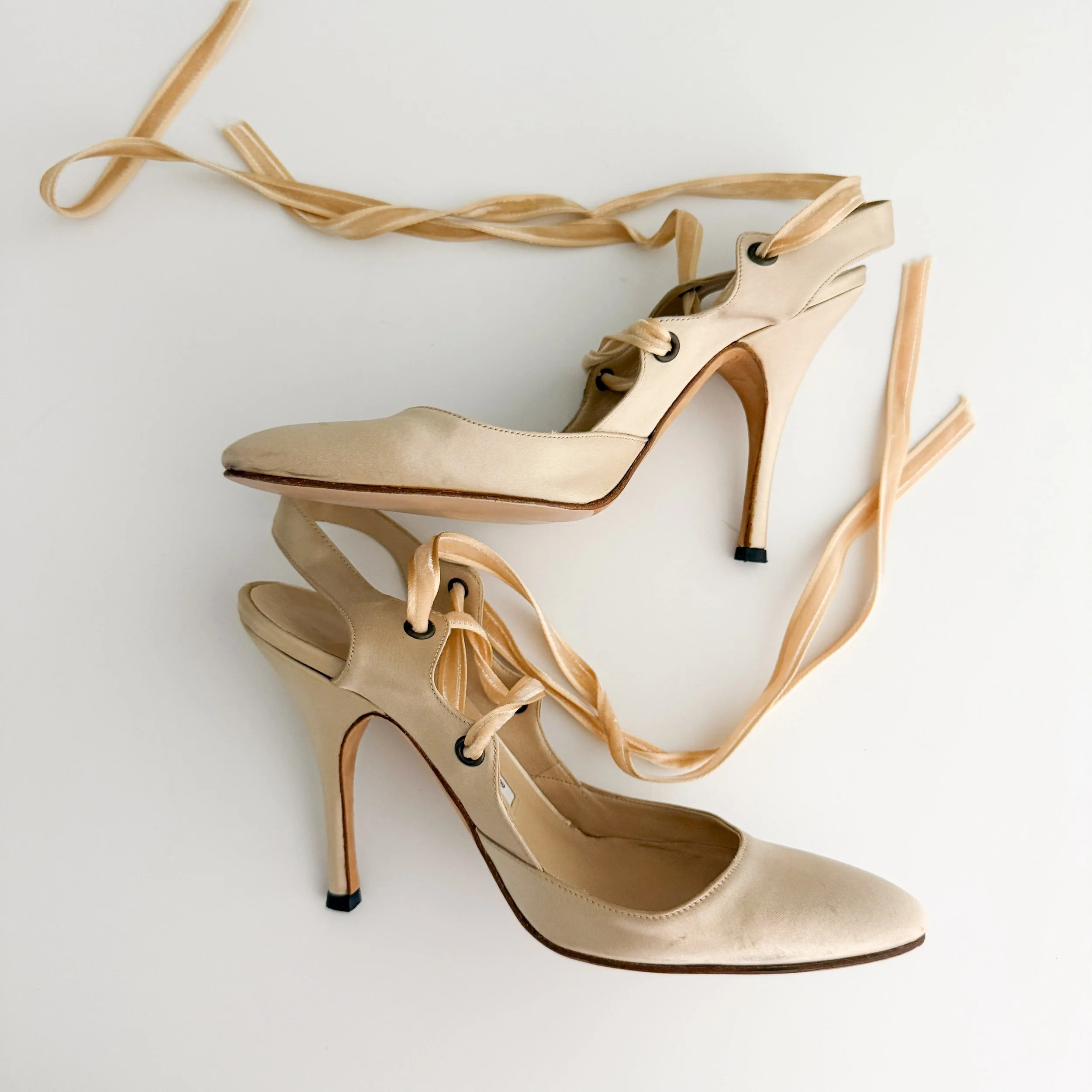 Manolo Blahnik Grey Leather Cutout Heels (IT 36) — sororité.